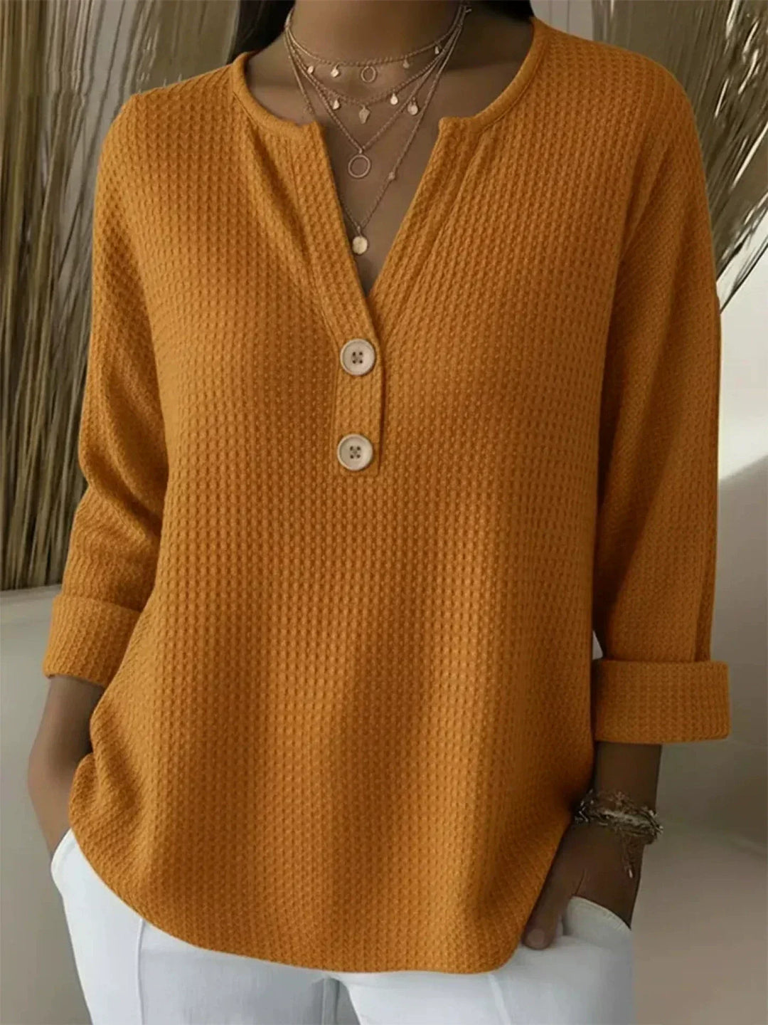 Lucía | T-Shirt Henley mit geprägter Textur und Knöpfen